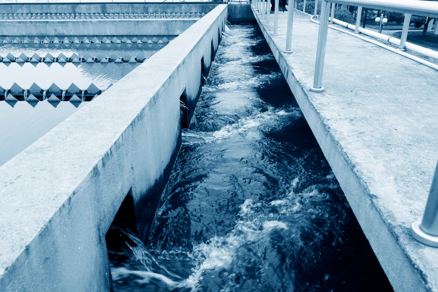 Moderna planta de tratamiento de aguas residuales urbanas.