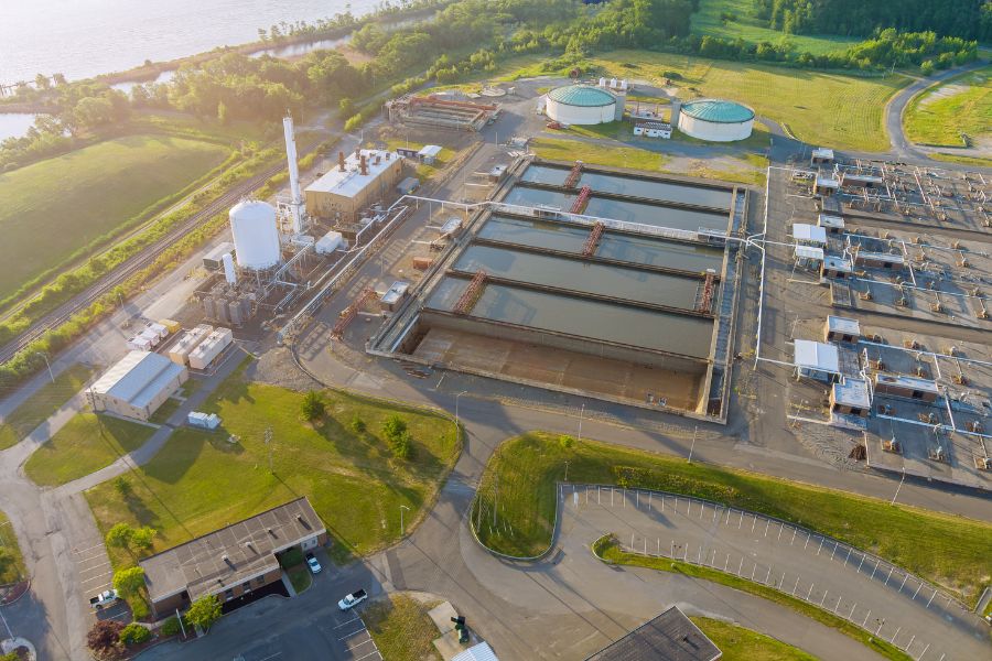 Vista aérea de cuencas para aireación y limpieza de aguas residuales en proceso de tratamiento de aguas residuales en agua de tratamiento biológico